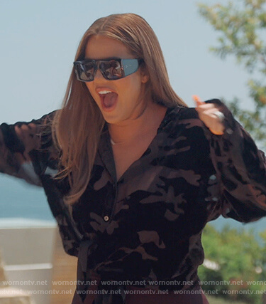 Khloe's black square sunglasses on Keeping Up with the Kardashians