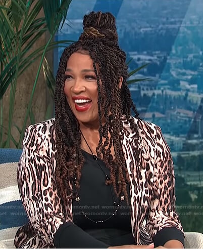 Kym's three quarter sleeve leopard jacket on E! News Daily Pop