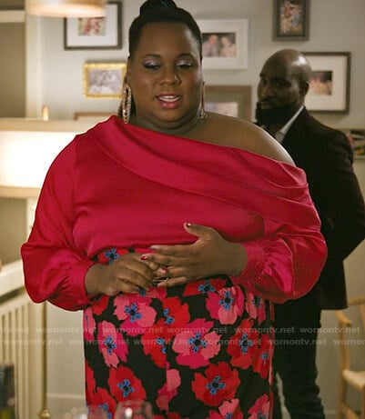 Mo's pink one off-shoulder top on Zoeys Extraordinary Playlist