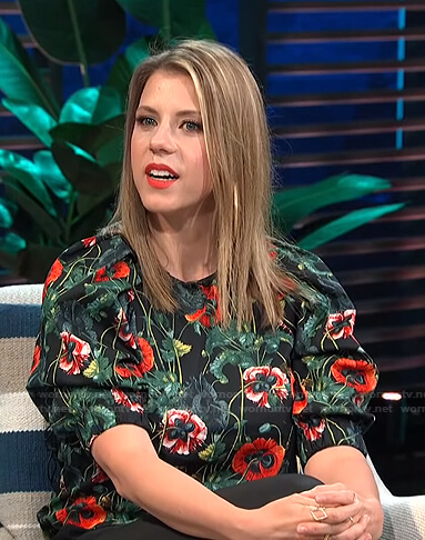 Jodie Sweetin's black floral puff sleeve top on E! News Daily Pop
