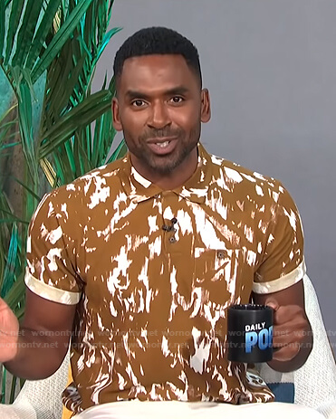 Justin's camel abstract print polo shirt on E! News Daily Pop