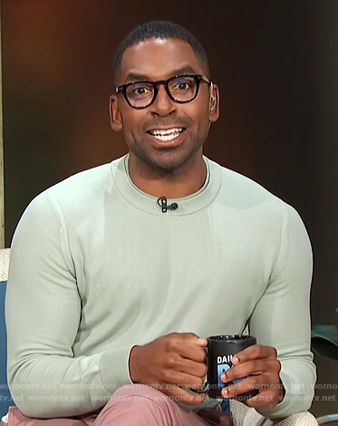 Justin's green crew neck sweater on E! News Daily Pop
