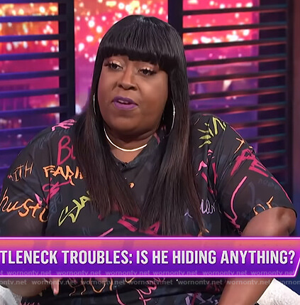 Loni's black graffiti print top on E! News Nightly Pop