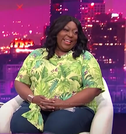 Loni's green tropical print top on E! News Nightly Pop