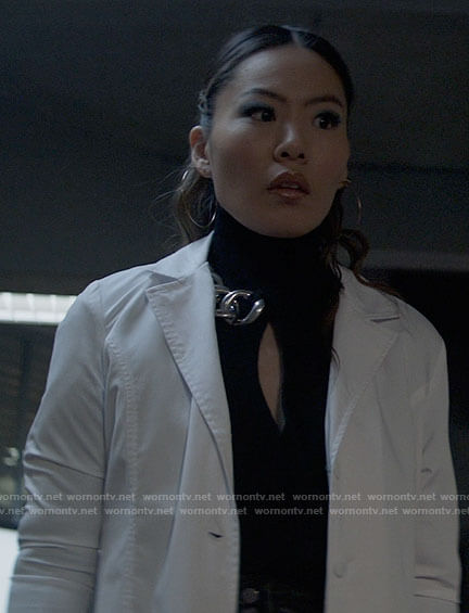 Mary's black chain detail sweater on Batwoman