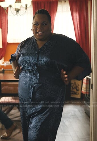 Mo's blue floral belted jumpsuit on Zoeys Extraordinary Playlist