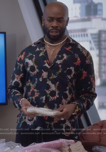 Oliver's blue polka dot floral shirt on The Bold Type