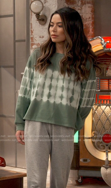 Carly's green tie dye sweatshirt on iCarly