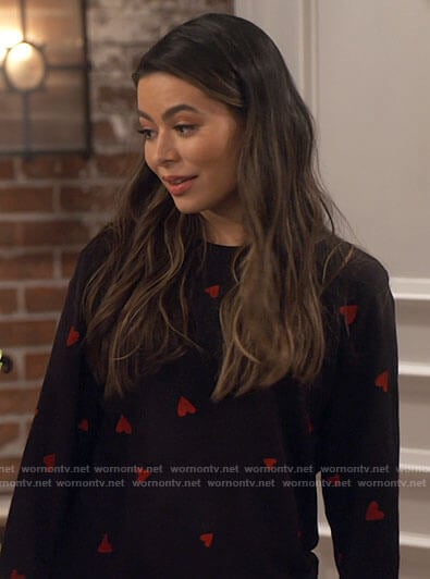 Carly's heart print sweatshirt and striped pants on iCarly