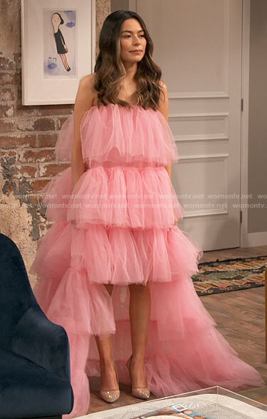 Carly's pink ruffled strapless dress on iCarly