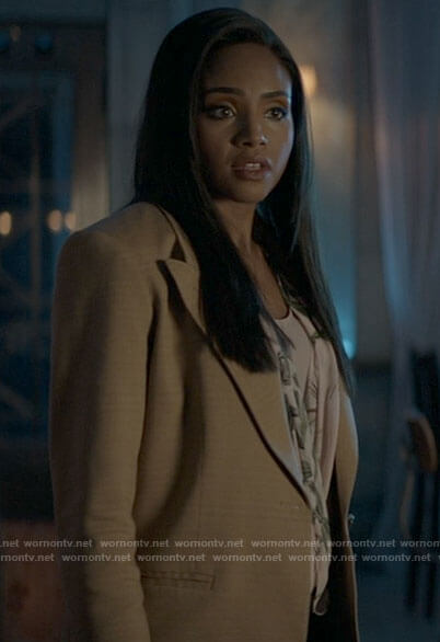 Sophie's beige blazer on Batwoman