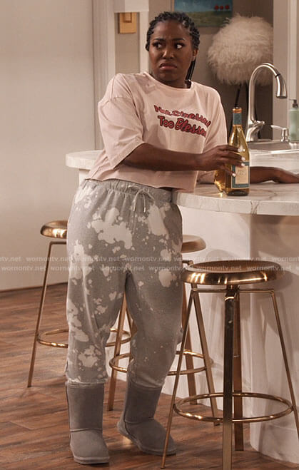 Harper's grey paint splatter sweatpants on iCarly