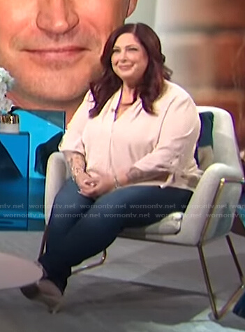 Carnie Wilson's blush pink v-neck blouse on E! News Daily Pop
