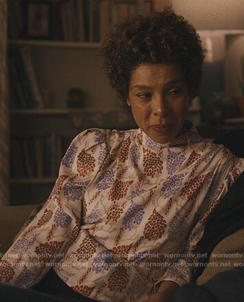 Elizabeth's white floral print puff sleeve blouse on Modern Love