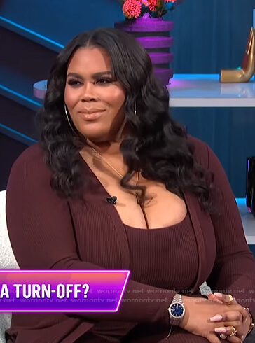 Nina's brown ribbed top and cardigan on E! News Nightly Pop