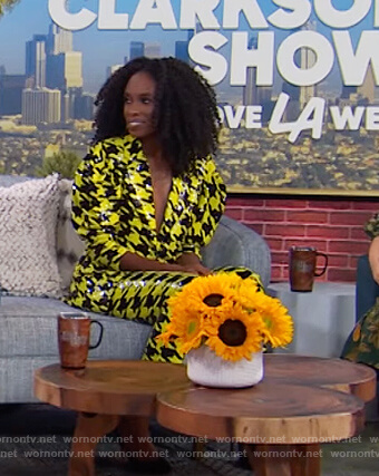Andrea Pitter's yellow metallic houndstooth blazer on The Kelly Clarkson Show