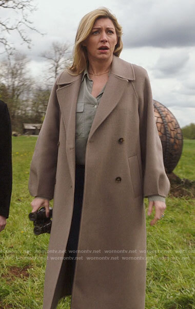 Ava's taupe oversized coat on Legends of Tomorrow