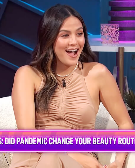 Erin's beige ruched top on E! News Nightly Pop