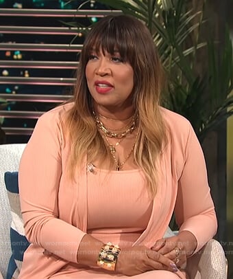 Kym's pink ribbed top and cardigan on E! News Daily Pop