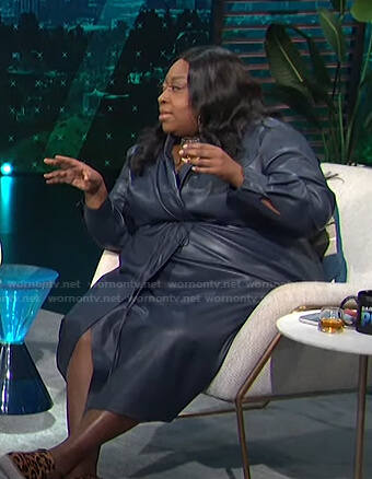 Loni's dark blue leather wrap dress on E! News Daily Pop