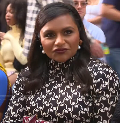 Mindy Kaling's black print turtleneck top on E! News Daily Pop