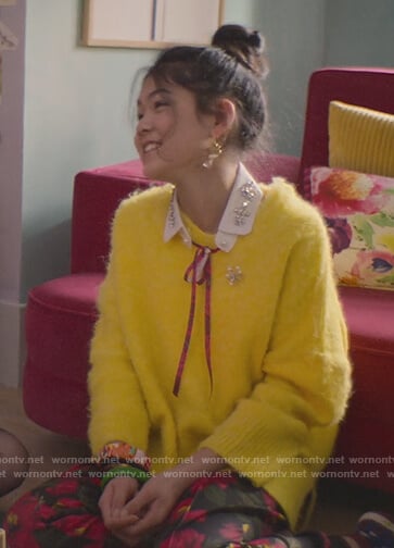 Claudia's black floral print pants on The Baby-Sitters Club