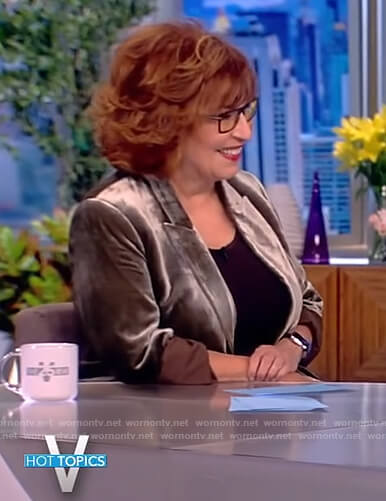 Joy's green velvet blazer on Queens