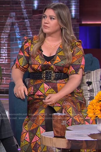 Kelly's geometric print dress on The Kelly Clarkson Show