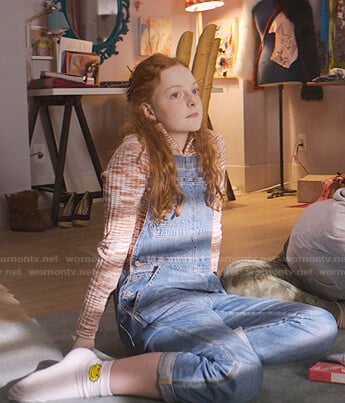 Mallory’s orange space dye top and overalls on The Baby-Sitters Club