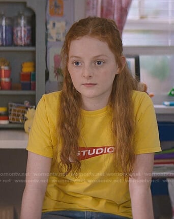 Mallory's yellow 1 Studio print tee on The Baby-Sitters Club