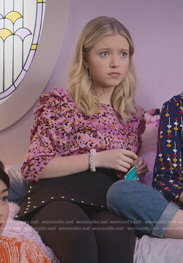 Stacey's pink printed top on The Baby-Sitters Club