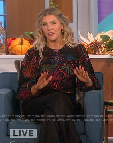 Amanda's black floral print puff sleeve top on The Talk