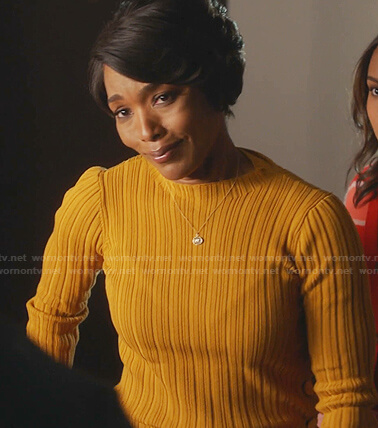 Athena's yellow ribbed side button top on 9-1-1