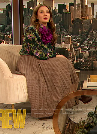 Drew's green floral print blouse on The Drew Barrymore Show