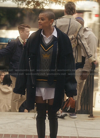 Julien's grey cable knit sweater and leather jacket on Gossip Girl