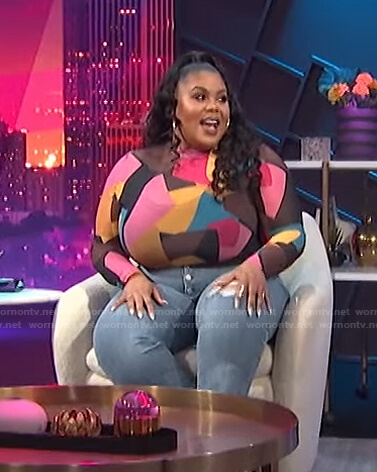 Nina's abstract print top and distressed jeans on E! News Nightly Pop