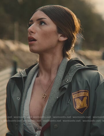 Ruby's gold R necklace on Sex Education
