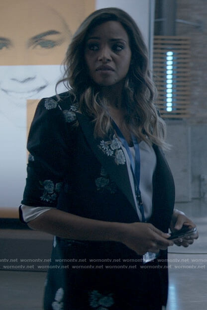 Sophie's black floral blazer on Batwoman