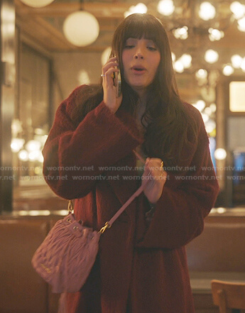 Luna's pink shoulder bag on Gossip Girl
