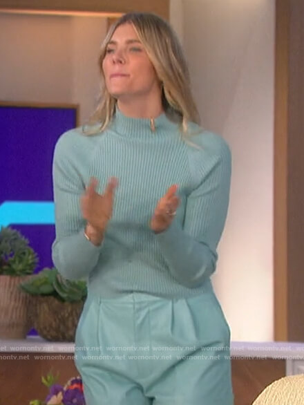 Amanda's blue ribbed sweater and shorts on The Talk
