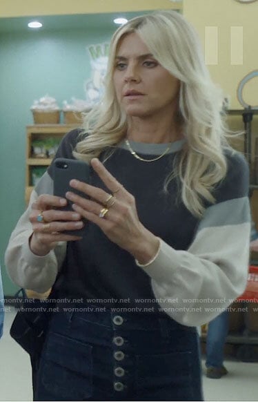 Amy's grey colorblock sweater and buttoned jeans on Pivoting