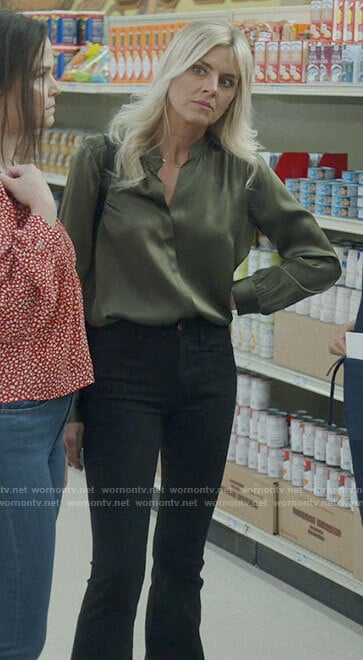 Amy's green blouse and black flare jeans on Pivoting