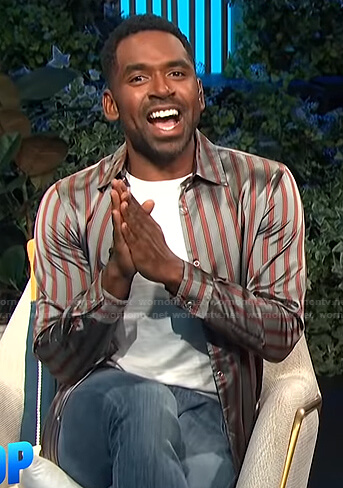 Justin's grey striped satin shirt on E! News Daily Pop