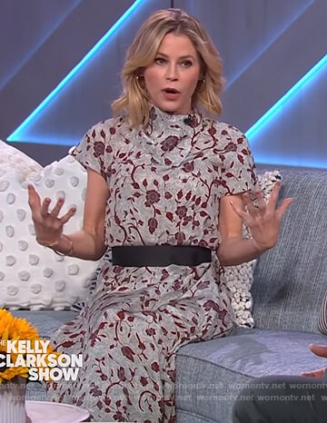 Julie Bowen's gray floral dress on The Kelly Clarkson Show