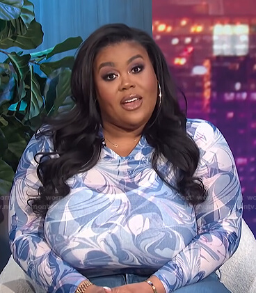 Nina's blue abstract print mesh top on E! News Nightly Pop