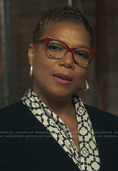 Robyn's geometric scarf and red tortoiseshell glasses on The Equalizer
