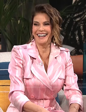 Teri Hatcher's pink trench jacket on E! News Daily Pop