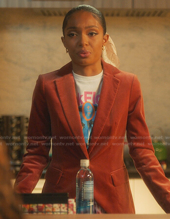 Zoey's graphic print tee and pink velvet blazer on Grown-ish