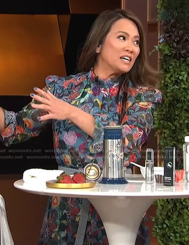 Dr. Pimple Popper Sandra Lee's blue flora maxi dress on E! News Daily Pop