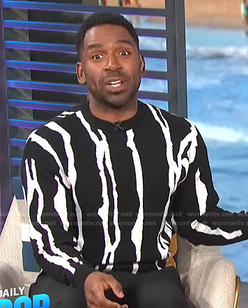 Justin's black striped sweater on E! News Daily Pop